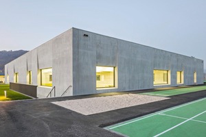  The Liapor lightweight concrete building shell characterizes the massive, archaic appearance of the new multi-function hall 