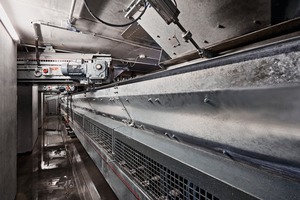  The material is transported by a withdrawal belt conveyor from the feed hopper into a bucket elevator 