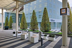  At four main exits of Munich ­Airport, Lucem seating cubes invite passengers to have a break 