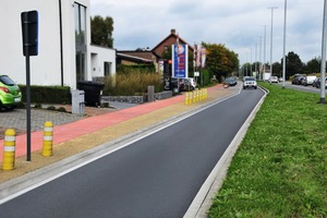  Roter Beton für Radwege, gelbe Streifen aus Waschbeton und tiefschwarzer Straßen­asphalt ermöglichen eine klare Orientierung für die Straßennutzer 