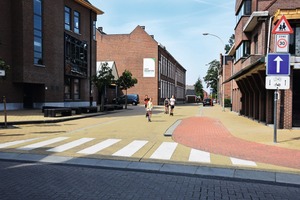  Coloured with iron oxide pigments from Cathay Industries, paving stones for a footpath as well as a driving lane mark the calmed traffic zone in this school area 