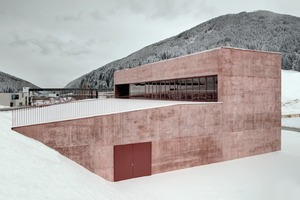  The rose-colored Liapor lightweight concrete contributes greatly to the robust, simple appearance of the fire station 