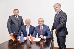  Vertragsunterzeichnung am 23. Mai in Düsseldorf: P. Szataniak, Chairman Wielton, Dr. K. P. Strautmann, M. Golec, CEO Wielton und T. Sniatala, CFO Wielton (v. l. n. r.) 