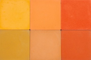  Bei gleicher Pigmentfarbe und Pigmentmenge kann das Ergebnis je nach Eigenfarbe des Betons völlig unterschiedlich erscheinen 