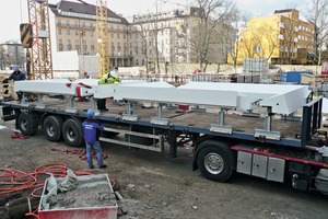  Der Transport eines gedrehten L-Elementes auf Sattel zur Baustelle 