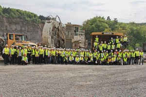  Gruppenbild mit allen Teilnehmerinnen und Teilnehmern der Betonwerkstein-Tagung im Steinbruch von Röhrig Granit in Heppenheim  