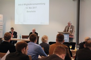  Der Vorstandsvorsitzende der Info-b Richard Bayer begrüßte die Mitglieder  