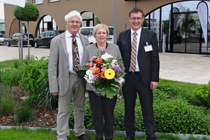  Richard Bayer (left) and Stefan Heeß thanked Marion von der Heyde with a bunch of flowers for her successful work over many years at the board of Info-b  