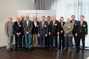  Der neue Vorstand der Info-b (von links): Richard Bayer, Joachim Hoßfeld, ­Harry Schwab, Christian Egenter, Günter Laubinger, Jürgen Möller, Marco ­Röhrig, Martin Möllmann, Christian Bechtoldt, Dr. Reinhard Winzer. Rechts Dr. Ulrich Lotz, Geschäftsführer der FBF Betondienst GmbH und Stefan Heeß, Geschäftsführer der Info-b  