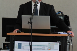  Dr. Ulrich Palzer, Institutsleiter und Geschäftsführer des IAB, begrüßte Gäste im neuen Technikum II  