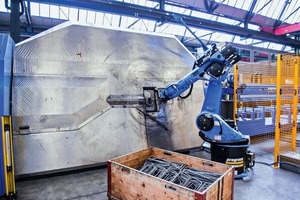  Die von der Multifunktionsmaschine Pluristar 3D produzierten Stäbe und ­Bügel werden von einem Entnahmeroboter entnommen und kommissioniert  