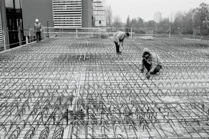  Laying the second reinforcement layer in two-axis stressed precast floor slabs  