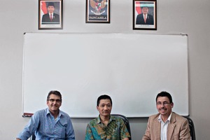  General manager Andytio Dudiarto welcomes Masa area ­manager Rudolf Buyna (left) and BFT editor Silvio Schade (right) at the AM Tangarang factory 