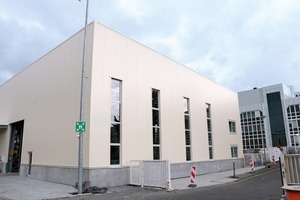  <div class="bildtext">Die neue Ersatzteilversandhalle auf dem Firmengelände in Andernach </div> 