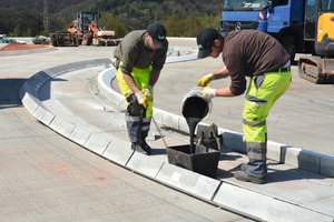  A 2-component plastic is applied to the concrete slab previously cleaned with a high-pressure water jet, before the flat curbstones are glued at their cut surfaces 
