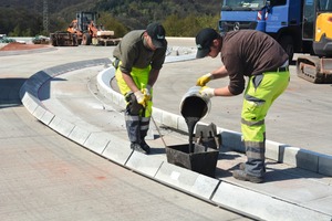  In einem Dünnbettklebeverfahren wird 2-K-Kunststoff auf der mit Wasserhochdruck gereinigten Betonplatte aufgebracht und die Flachborde werden mit der geschnittenen Seite verklebt 