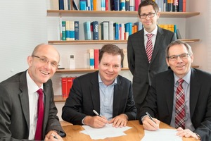  Dr. Harald Braasch (links), Peter Thorning (Mitte) und Thomas Stürzl (rechts) mit Notar Daniel Wassmann (zweiter von rechts) bei der Vertragsunterzeichnung für das Joint Venture  