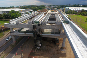  Für die Konstruktion des Viaduktes folgen Säulen oder Stützen, die vom Boden 22 m in die Höhe ragen und unterschiedliche Durchmesser haben 