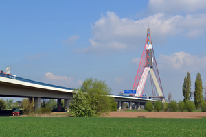  Der Pylon der Fleher Brücke zwischen Neuss und Düsseldorf wurde grundlegend saniert 