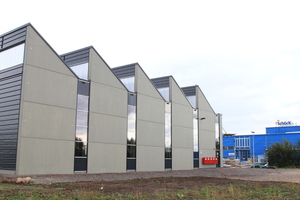  The new production hall (left) is flooded with daylight not least due to the striking roof architecture  