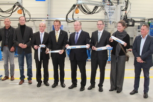  Cutting the ribbon (from left to right): Site Manager Frank Hartung; architect of the production hall Thomas Herzog; General Manager of Schöck Bauteile GmbH Dr.-Ing. Harald Braasch; Chairman of the Supervisory Board of Schöck AG, Alfons Hörmann; the Minister President of the State of Saxony-Anhalt, Dr. Reiner Haseloff; General Manager of Schöck Bauteile GmbH, Thomas Stürzl; member of the Schöck Supervisory Board, Felicitas Schöck; the official representative of the district of Saalekreis, Kurt-Jürgen Zander 