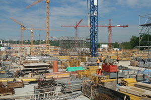  A total of 161,000 m³ of structural concrete, 18,500 tons of reinforcement and 334,000 m² of formwork are used up in the building project 