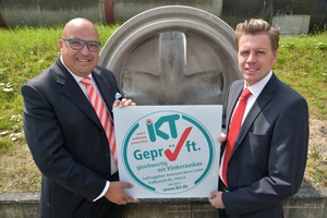  Dipl.-Ök. Roland W. Waniek, general manager of IKT, hands over the „IKT-approved“ seal for the new manhole base made of acid-resistant high-­performance concrete to Dipl.-Ing. Christoph Erdbrügger, the managing partner of the Erdbrügger group of companies which Betonwerk Bieren is part of 