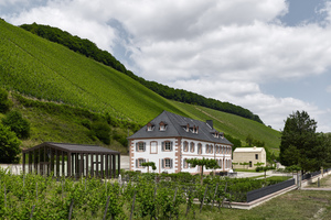  The late Baroque Cantzheim manor house is situated in a picturesque location, right in front of the impressive vineyard scenery along the Saar river  