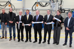  Cutting the ribbon (from left to right): Site Manager Frank Hartung; architect of the production hall Thomas Herzog; General Manager of Schöck Bauteile GmbH Dr.-Ing. Harald Braasch; Chairman of the Supervisory Board of Schöck AG, Alfons Hörmann; the Minister President of the State of Saxony-Anhalt, Dr. Reiner Haseloff; General Manager of Schöck Bauteile GmbH, Thomas Stürzl; member of the Schöck Supervisory Board, Felicitas Schöck; the official representative of the district of Saalekreis, Kurt-Jürgen Zander  