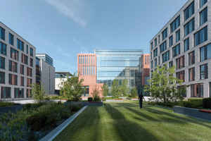  A green courtyard adjoins to the east of the courtroom wing; to the sides, the administration wings with an exposed façade of concrete ashlar 