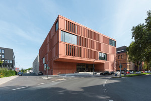  Northwestern façade of the red-colored courtroom wing of the Justice Center. The main entrance is also located here
 