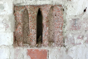  The removal of the plaster from the corridor walls of the technical city hall in Tübingen revealed masonry walls made of concrete blocks with crushed brick aggregates 