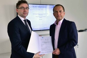  Thomas Wünsch, State Secretary for Economic Affairs, presents a subsidy certificate to Wolfgang Weckenmann, Managing Director of Weckenmann GmbH &amp; Co. KG (right) 