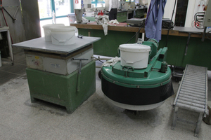  Laboratory mixer and vibration table  