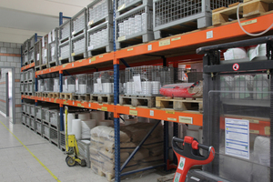  Shelf with aggregates in the subbasement of the Wilhelm Dyckerhoff Institute  