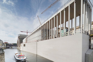  Die Galerie lässt auch das ebenfalls nach Plänen von David Chipperfield renovierte Neue Museum im Hintergrund durchscheinen  