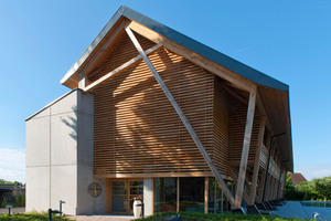  A modern interpretation of an Alsatian tobacco barn: the Schöck Thermoanker inserted in the architectural concrete curtain wall provides for stability and energy efficiency 