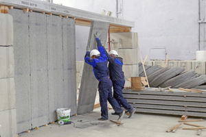  Apart from floor planks, the new MAX-truder compact manufactures hollowcore wall panels of lightweight concrete 