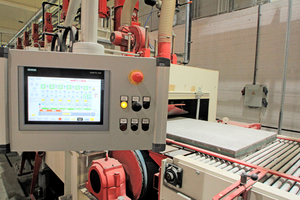  The control panel with built-in touch screen with visualization is mounted to a cantilever arm at the operating side of the grinding machine 