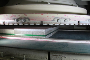  Insgesamt sind in der SR-Pflaster-Schleifmaschine sechs Steckfix-Universalaufnahmeteller verbaut, die mit unterschiedlichen Bearbeitungswerkzeugen bestückt sind – unter anderem mit Diamantfrässegmenten (links), Glättsegmenten (Mitte) und Schleifsegmenten (rechts)  