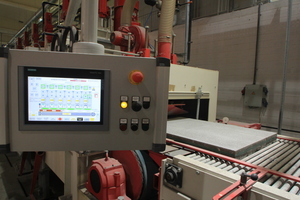  The control panel with built-in touch screen with visualization is mounted to a cantilever arm at the operating side of the grinding machine 