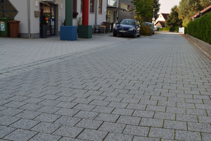  The Schulstrasse in Issigau in 2017: the pavement still looks very good; no shifting of the blocks in the pavement can be seen 