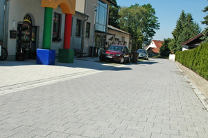  Die Schulstraße in Issigau im Jahre 2011, unmittelbar nach ihrer Sanierung: der Pflasterbelag zeigt an, dass es sich hier um einen verkehrsberuhigten Bereich handelt 