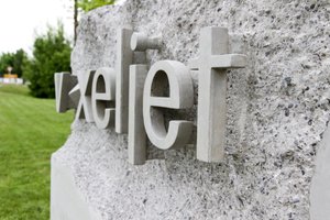  Das Voxeljet-Logo ragt mit deutlichen Hinterschneidungen aus einer Felsformation heraus 