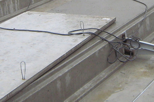  Trocken montierte Platte mit zentralem Aussteifungsbalken und Hohlräumen für Gebäudetechnik-Komponenten 