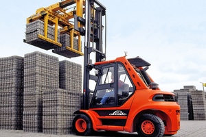  The STAZ forklift grabs from Probst offer high loadbearing capacity at low self-weight and enable a maximum of high flexibility 