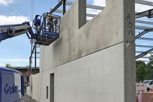  Thermodur was responsible for he construction and erection of the walls. The large-sized wall elements made of high-quality lightweight concrete based on natural pumice were swung to the loadbearing structure and fixed in place directly from the transport vehicle 