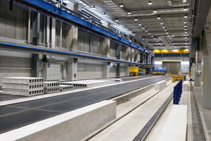  Für die Herstellung von Spannbetondecken und vorgespannten Elementen setzt Greyform einen Gleitfertiger des Typs S-Liner T40 auf drei Bahnen ein  