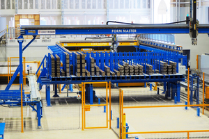  The highly automated carrousel plant (in the picture the shuttering and deshuttering robot) allows Greyform with only a small workforce to meet precise delivery periods and the highest quality requirements  