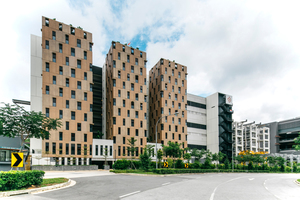  Auf dem 20.000 m2 großen Bauland errichtete Straits Construction eine zwölfstöckige Werksunterkunft (vorne) und eine Betonfertigteilfabrik auf insgesamt vier Ebenen mit angeschlossenem Hochregallager  